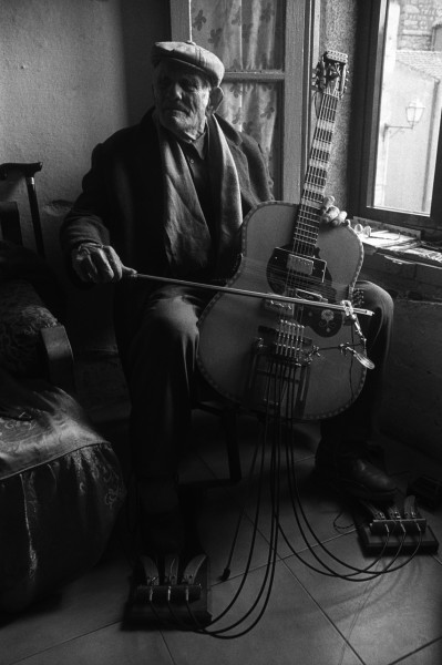 Giovanni Scanu prova il primo prototipo di chitarra sarda preparata - Foto di Nanni Angeli ©